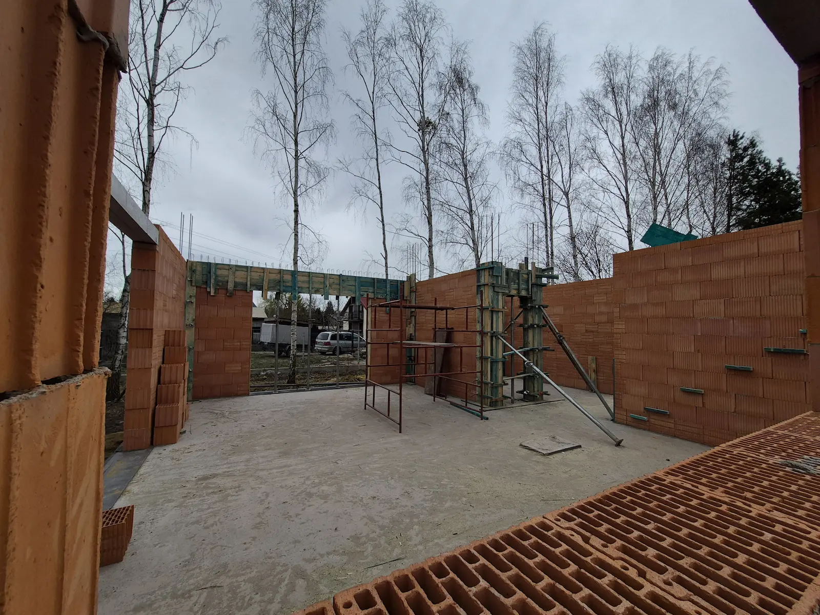 Dom dwulokalowy w Żyrardowie — murowanie parteru — ArtHouse