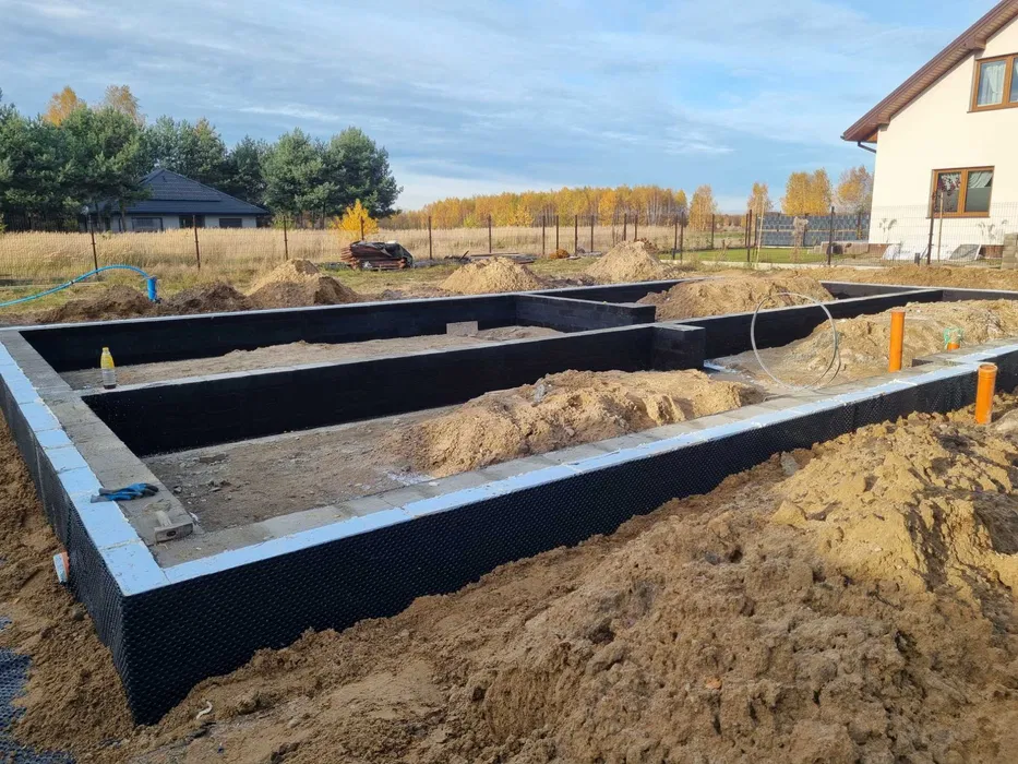 Stan surowy z widoczną płytą stropową