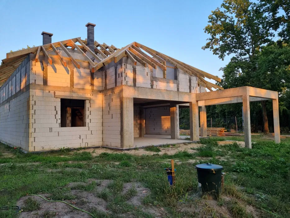 Budynek wielorodzinny w stanie surowym